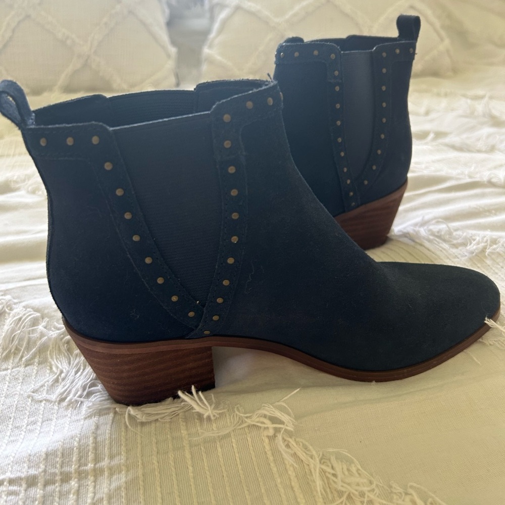 Blue cowboy boots in size of 5 1/2. with copper details